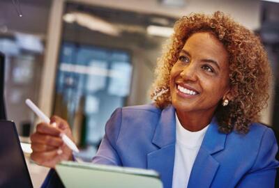 Mujer trabajando y tomando notas