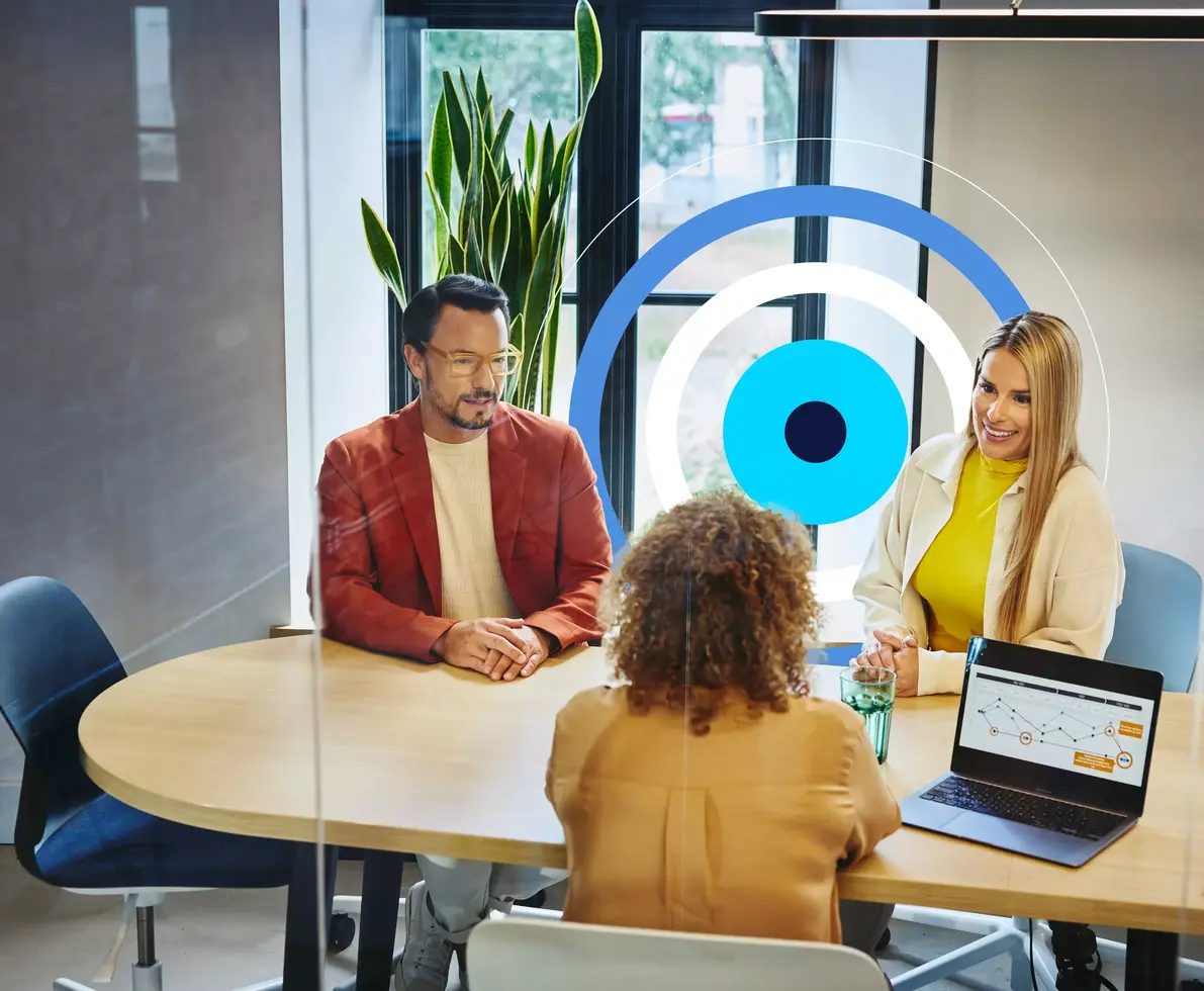 un grupo de personas en una entrevista de trabajo.