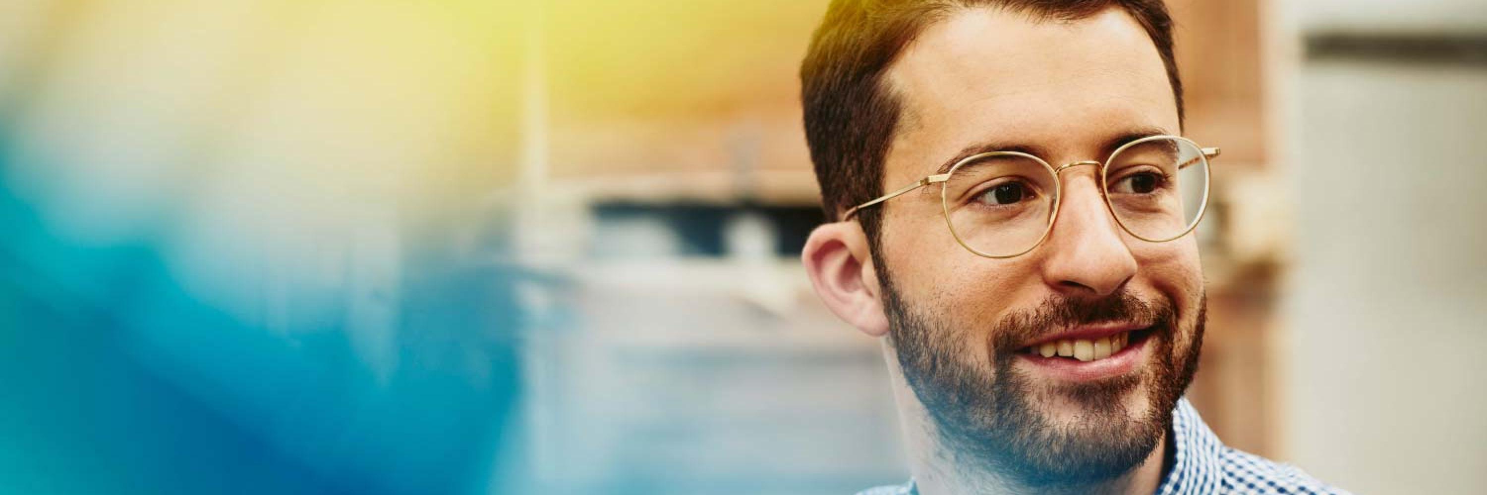 hombre profesionista con gafas sonriendo