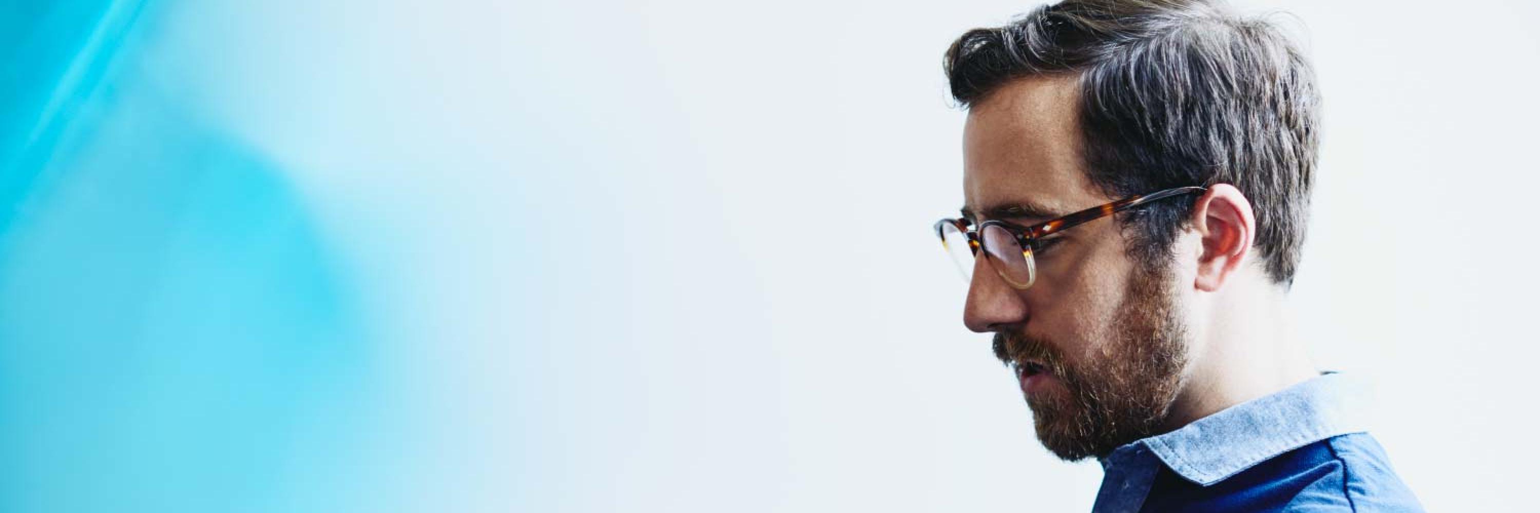 hombre con gafas mirando un documento