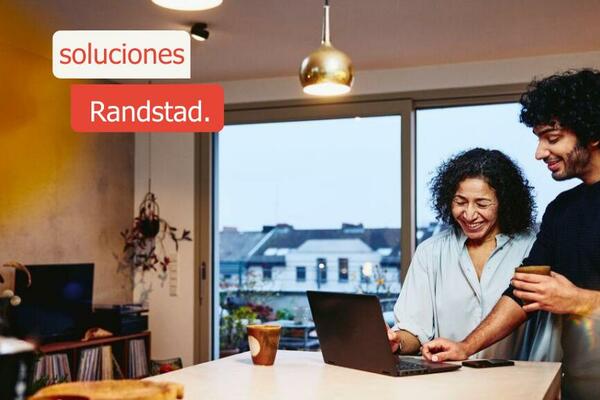 colaboradores platicando en la oficina.