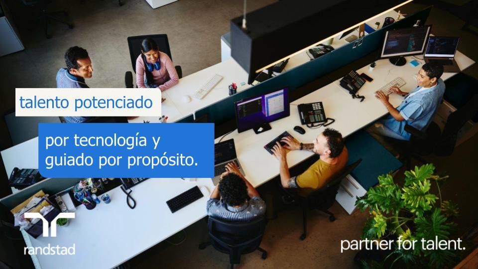 Equipo de trabajo en oficina 