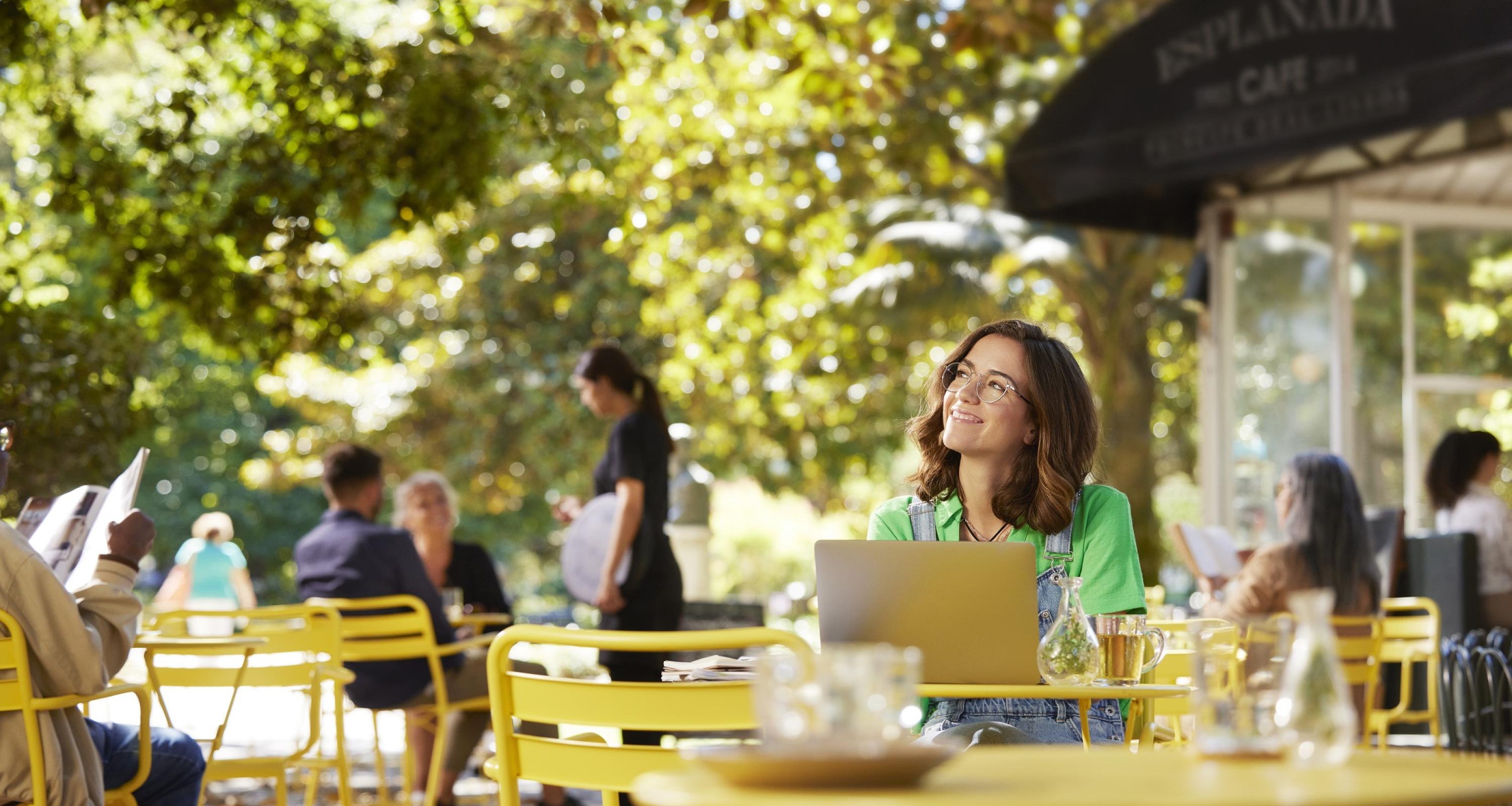 persona en una cafetería