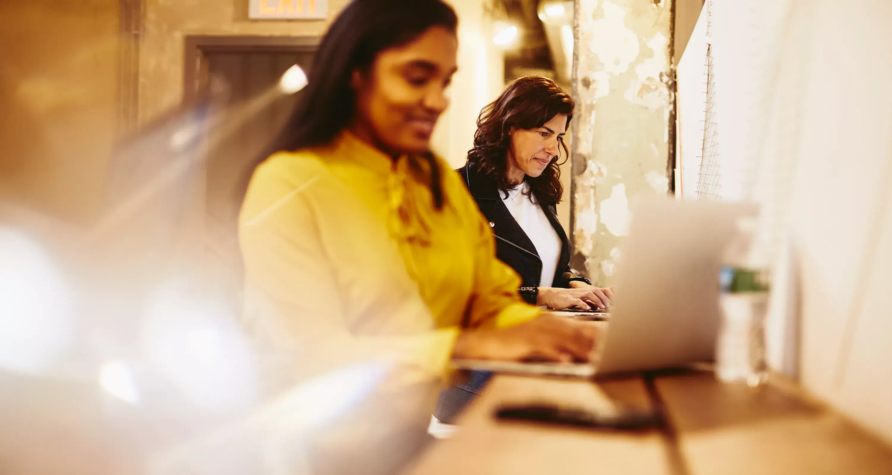 2 mujeres trabajando en la oficina.
