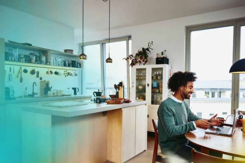 persona trabajando desde casa.