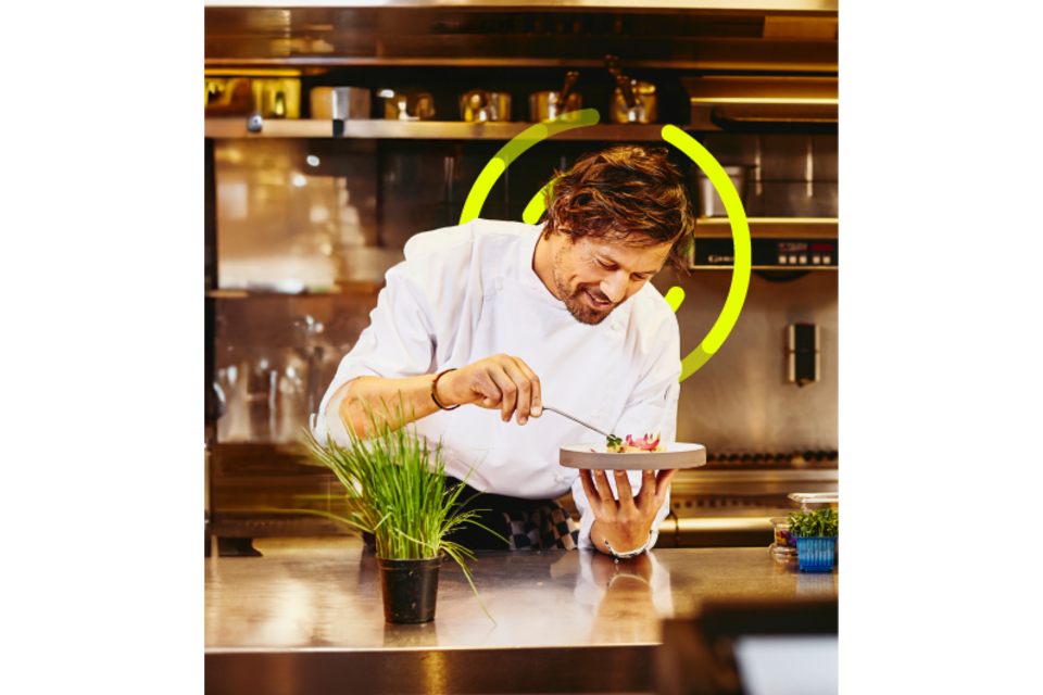 un chef trabajando.