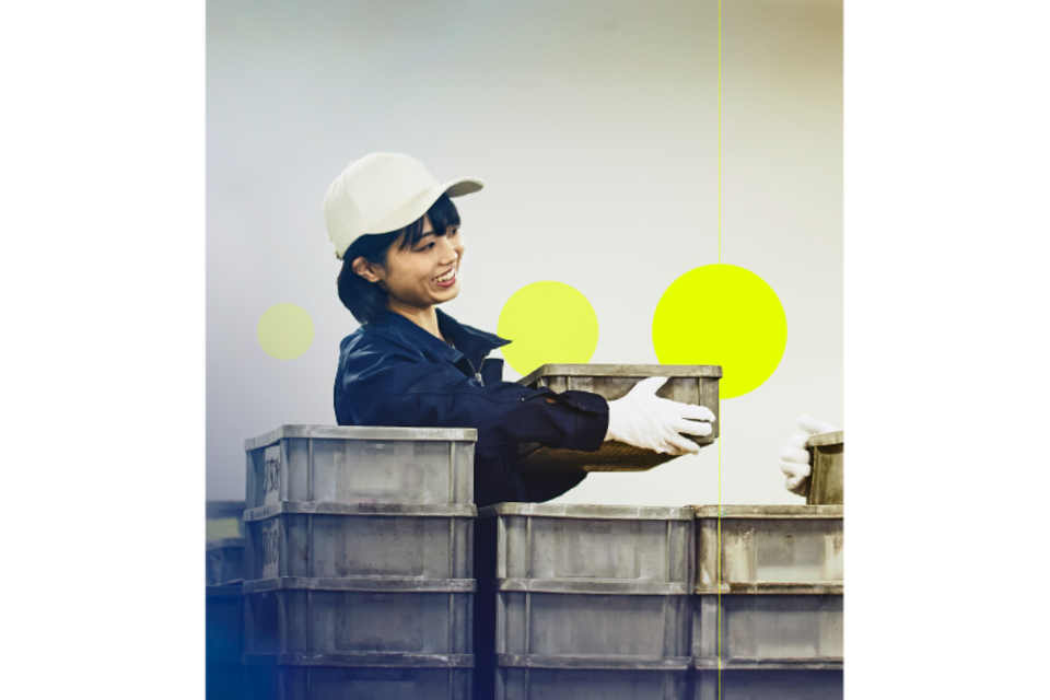 una mujer trabajando en una fábrica.