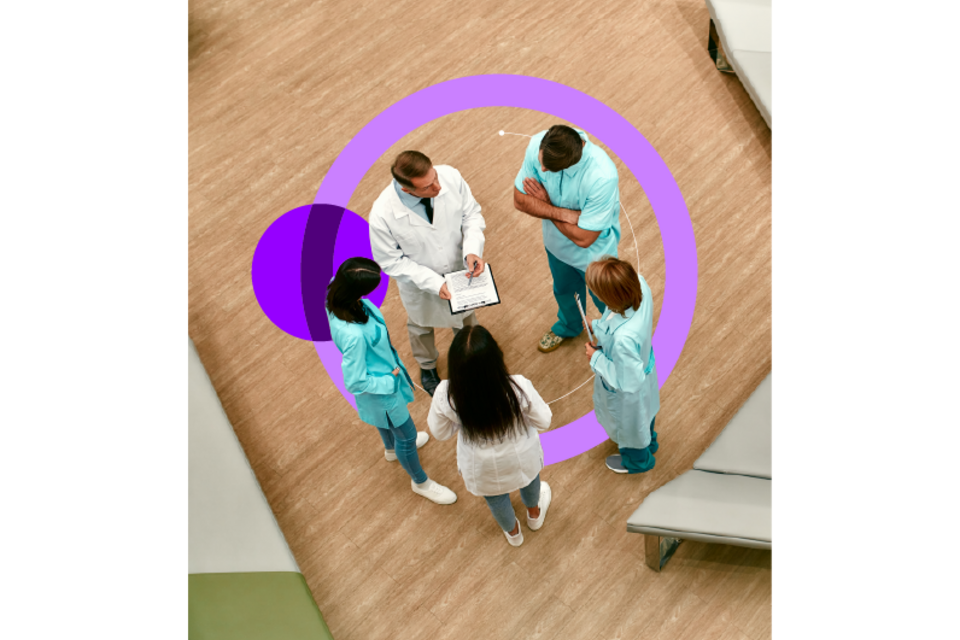 un grupo de personas platicando.