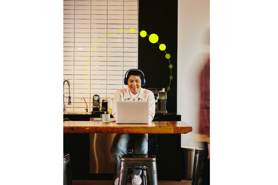 una mujer en su computadora.