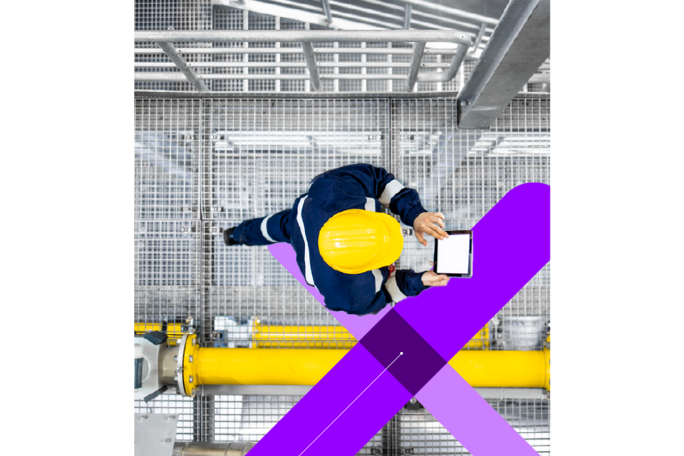 un hombre con casco.